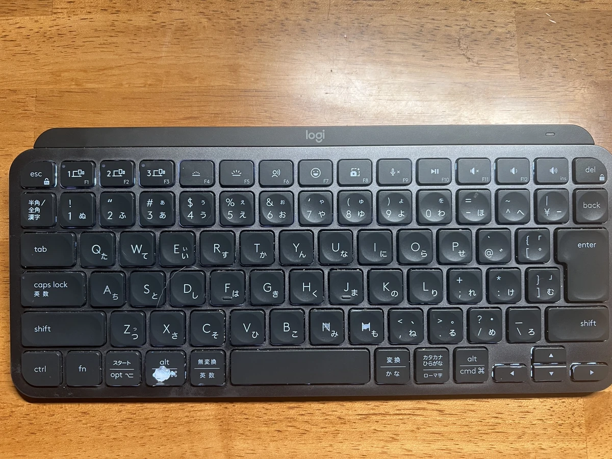 使用中のMX Keys Mini KX700GR、グラファイトの日本語配列モデル全体