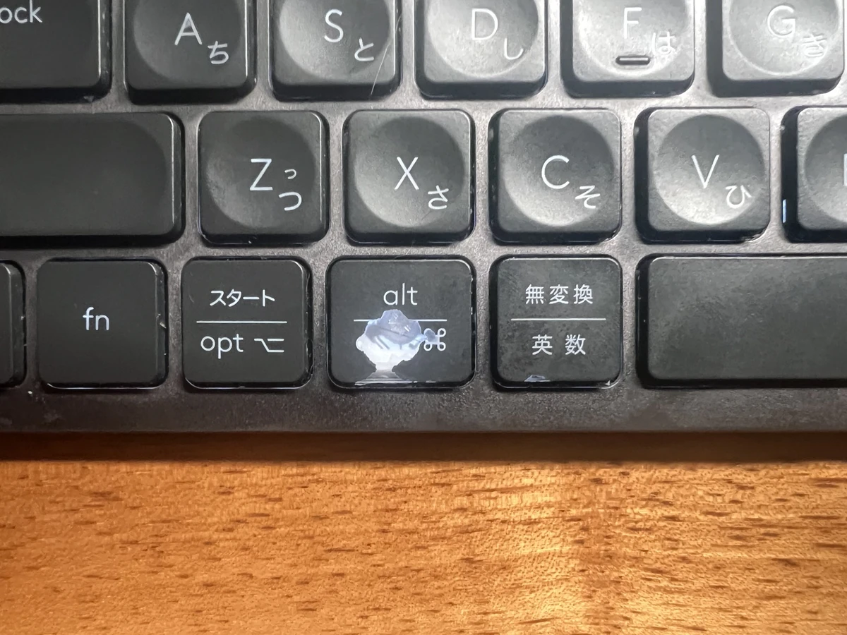 表面の剥がれと残ったalt刻印が見えるMX Keys Miniの左Altキー