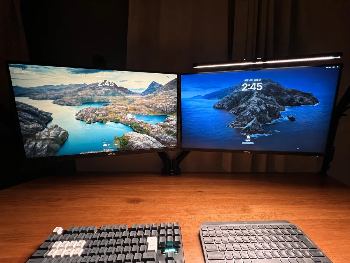 デュアルディスプレイの片側にScreenBar Proを取り付けた机。机上の小物と配線は画像編集で除去。